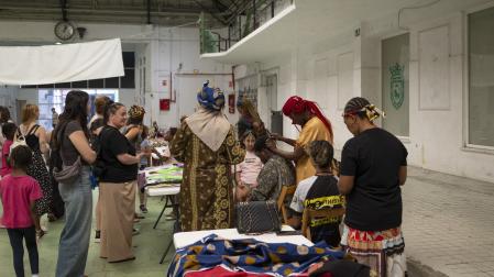 El taller de trenzas fue uno de los más demandados ayer durante el I Festival de África