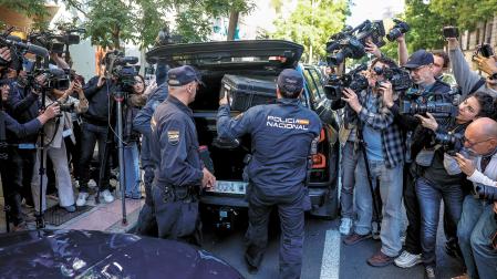 Agentes de la Policía Nacional, con material en el registro de la oficina del expresidente Zapatero el pasado martes en Madrid
