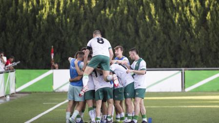 Los jugadores del Pamplona celebran el tanto del empate conseguido por Mahugo en el minuto 58.