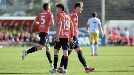 Asier Bonel, goleador del encuentro, se lamenta de una jugada