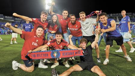 Un grupo de aficionados en el césped del Coliseum de Getafe