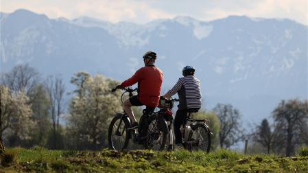 Dos personas dando un paseo en bicicleta