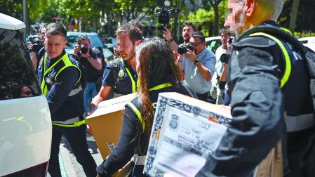 Agentes de la Unidad de Delincuencia Económica y Fiscal (UDEF) de la Policía Nacional salen de la sede de la empresas de las hijas del expresidente del Gobierno José Luis Rodríguez Zapatero.