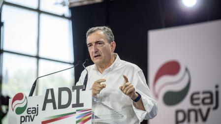 El presidente del PNV, Aitor Esteban, interviene durante el mitin que el partido ha organizado este domingo en Durango