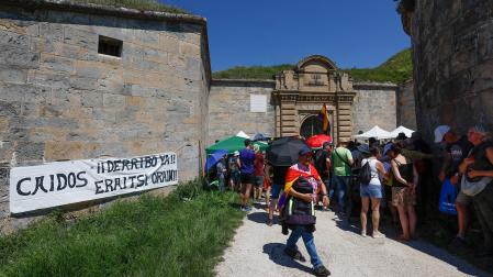 Los aledaños de la puerta del Fuerte de San Cristóbal han acogido un año más el homenaje a los más de 6.000 presos del franquismo que pasaron por este recinto