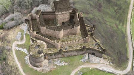 Reconstrucción del castillo de Amaiur. Es un diseño de Javier Olmedo bajo las indicaciones del historiador Iñaki Sagredo.