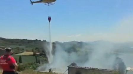 El helicóptero vierte agua sobre el cobertizo en llamas en Arzoz