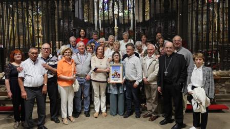 Grupo del valle de Salazar y del almiradío de Navascués, este domingo en la catedral de Pamplona, con el galardón, 'Enviados'.