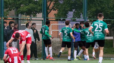 Los jugadores del Gazte Berriak, que celebran un gol ante el Rotxapea, han certificado su ascenso a Tercera