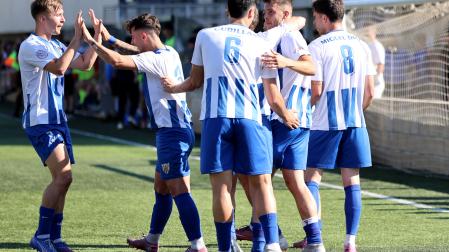Los jugadores del Izarra celebran uno de sus goles ante el Subiza