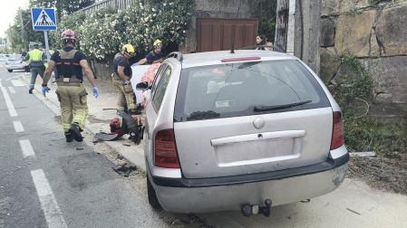 Coche que ha invadido la acera en Sanxenxo (Pontevedra) y atropellado a tres personas, matando a una de ellas