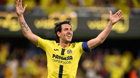 El centrocampista del Villarreal Dani Parejo celebra su gol durante su partido de despedida frente al Atlético de Madrid