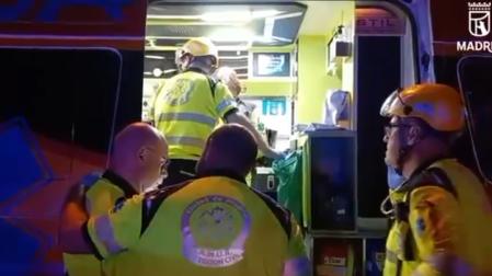 Efectivos de emergencias atienden a los heridos