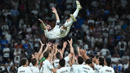 El defensa del Real Madrid Dani Carvajal es manteado por sus compañeros al término del partido de la última jornada de LaLiga que Real Madrid y Athletic Club