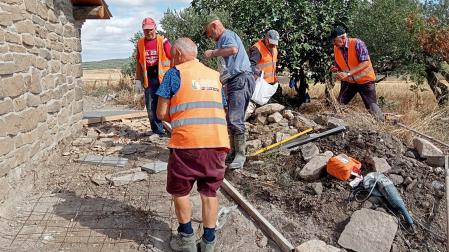 Varias persona trabajan en una de las iniciativas subvencionadas en Tafalla