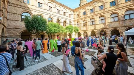 Público asistente al Vinofest Navarra celebrado en el Patio Castel Ruiz del Conservatorio Municipal de Música 'Fernando Remacha'