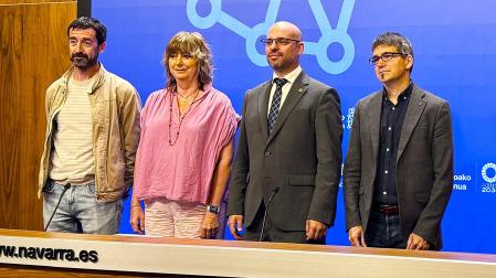 De izda. a dcha., el director académico del título, Álvaro Baraibar; la vicepresidenta Ollo; el vicerrector de Enseñanzas de la UPNA, Javier Goicoechea; y el director gerente de Euskarabidea, Javier Arakama