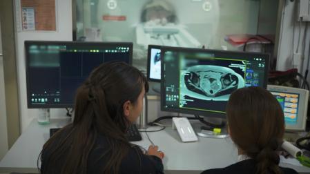 Un equipo médico multidisciplinar de oncólogos médicos, radioterápicos y cirujano general y digestivo del CCUN llevan a cabo el seguimiento de los pacientes del programa Watch and Wait.