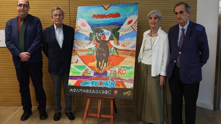 De izda. a dcha., Jesús Cía Garza, José María Marco García Mina, Camino Oslé Guerendiáin y Eugenio Salinas Frauca posan junto al cartel de la Feria del Toro 2026