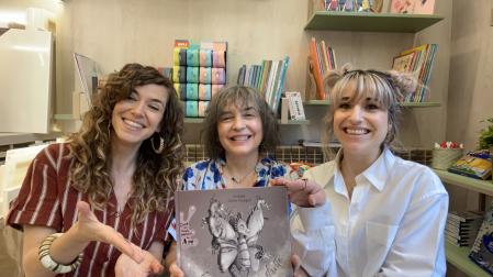 La psicóloga infantil Cristina Cortés Viniegra (en el centro), con las ilustradoras de su último libro: Lorea Larraya y June García.