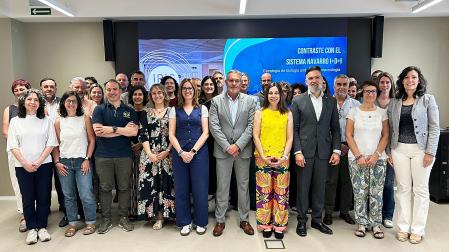 Participantes en la jornada posan con el consejero Juan Luis García