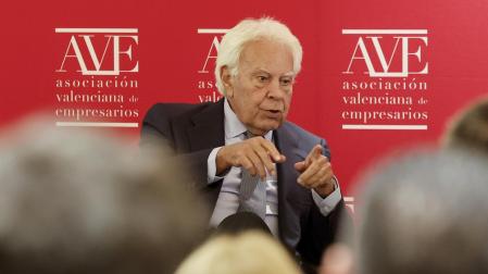 El expresidente del Gobierno Felipe González, durante el diálogo abierto a los medios de comunicación mantenido este lunes durante la reunión con la Asociación Valenciana de Empresarios (AVE).