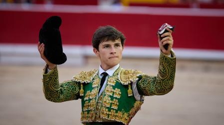 Aarón Palacio, con la oreja que cortó en la novillada de 2025 en Pamplona