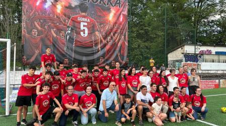 Familiares y amigos de Gorka Goñi Mendiburu posaron en el campo de Giltxaurdi delante de un tifo desplegado en su honor.