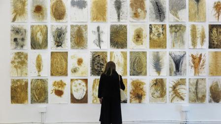 Una visitante observa las obras de la exposición Nacimiento y muerte en la montaña en la galería coruñesa Nordés