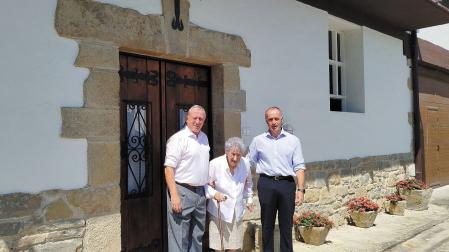 Basilisa Goicoechea Garayalde junto a sus hijos, Adolfo y Martín Elcano Goicoechea, ante la vivienda familiar