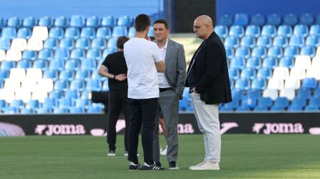 Braulio, Cata y Lisci charlan en el Coliseum antes del partido del sábado.urdíroz
