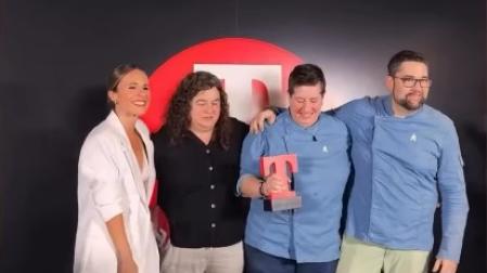 La influencer pamplonesa Laura Santolaya (izda.) entrega el premio al equipo de Amatxo: Marga Portas y Amaya Larraza