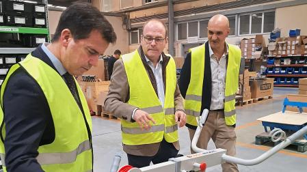 El consejero Irujo junto al equipo directo durante la visita con una grúa para uso geriátrico