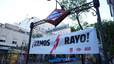 Una pancarta colgada en la parada de metro de Nueva Numancia en Madrid anima, este martes, al Rayo Vallecano