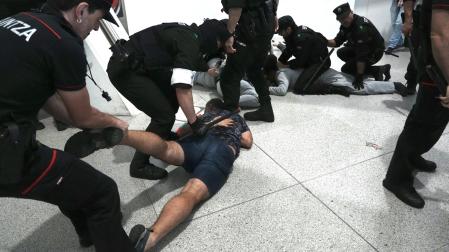 Intervención de la Ertzaintza en el aeropuerto de Loiu