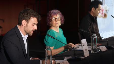 El director gerente de Fundación Baluarte y la Orquesta Sinfónica de Navarra, Rubén Jauquicoa, habla durante la presentación de la temporada 2026-2027 junto a la consejera de Cultura, Rebeca Esnaola, y el director titular y artístico de la OSN, Perry So.