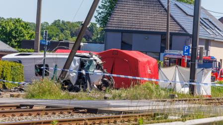 Imagen del estado en el que ha quedado el autobús escolar tras el accidente en Bélgica