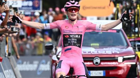 Jonas Vingegaard (Visma Lease) celebra su cuarta victoria en el Giro de Italia