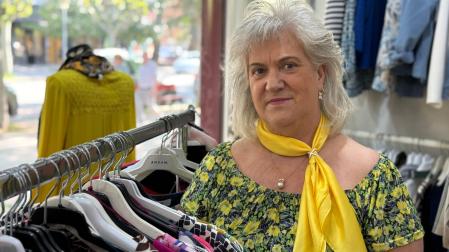 Pili Zugaldía junto al escaparate y prendas de ropa en la tienda que lleva su nombre
