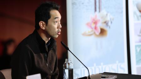 El director titular y artístico de la Orquesta Sinfónica de Navarra, el hongkonés Perry So, durante la presentación de la temporada 2026-2027 en Baluarte.