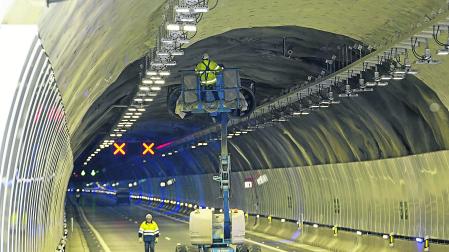 Dos operarios ultiman detalles en el túnel de Belabieta.