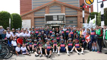 Los ciclistas de Castejón y Bermeo, en el recibimiento que le tributó la villa ribera a su llegada tras completar el viaje de ida desde la citada localidad vizcaína