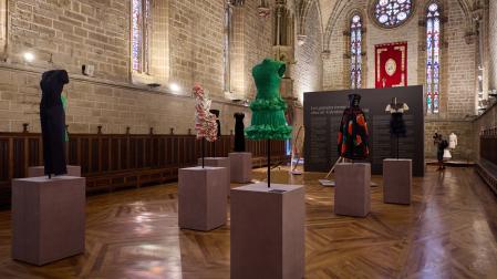 Imagen del refectorio de la Catedral con varias piezas de la colección, donada por la empresaria María Cristina Croce al Museo Nacional de Artes Decorativas de Madrid.