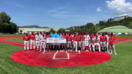 Irabia y Toros de Pamplona, los dos equipo navarros de División de Honor, poco antes de arrancar uno de los partidos que disputaron este fin de semana en el diamante de Amaya.