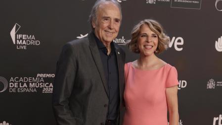 Joan Manuel Serrat, que ha recibido el Premio de Honor, posa junta a Sole Giménez, presidenta de la Junta Directiva de la Academia de la Música