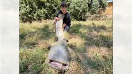 Leo Alonso posa con el ejemplar de siluro