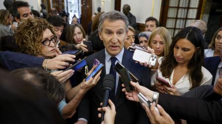El líder del Partido Popular, Alberto Núñez-Feijóo, se dirige a los medios de comunicación a su llegada al Congreso de los Diputados