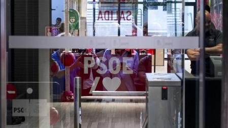 Agentes de la Unidad Central Operativa (UCO) de la Guardia Civil, este miércoles en la sede central del PSOE en la calle Ferraz de Madrid para requerir información en relación al caso Leire