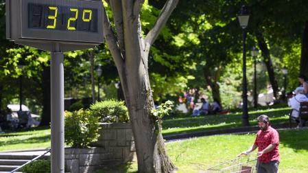 Vista de un termómetro en el centro de Oviedo este martes 26 de mayo con temperaturas superiores a los 30 grados