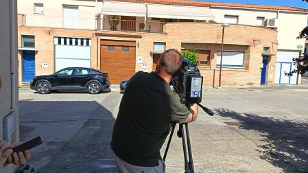 Periodistas, en la vivienda de Santos Cerdán en Milagro este miércoles por la mañana